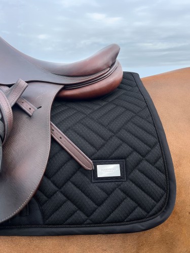black-jumping-saddle-pad-hoppschabrak-springschabrack-spring-zadeldekje-2.jpg