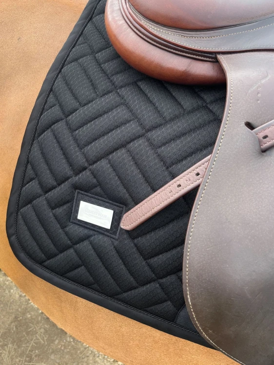 black-jumping-saddle-pad-hoppschabrak-springschabrack-spring-zadeldekje-3.jpg