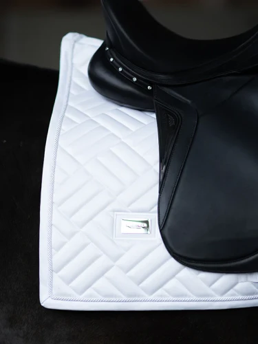 white-dressage-saddle-pad-dressyrschabrak-dressurschabracke-dressuur-zadeldekje-hov_bb60a20f-1ac5-490a-9d8c-fe40129e7f4c.webp