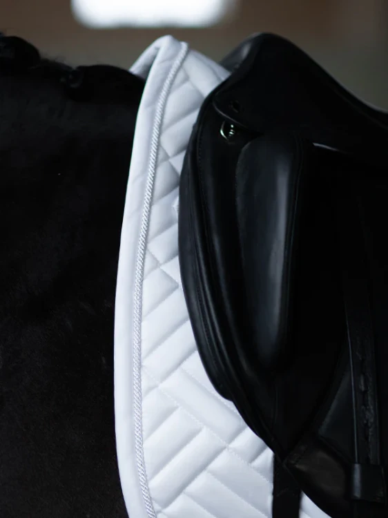 white-dressage-saddle-pad-dressyrschabrak-dressurschabracke-dressuur-zadeldekje-on1_65cebd3c-0eb5-4a9c-b165-8d02efb07929.webp