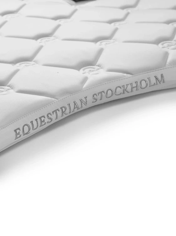WhitePerfection_Classic_Saddlepad_Dressage_1_2_2000px.webp