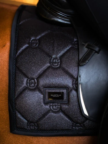 black-glimmer-dressage-saddle-pad-dressyrschabrak-dressurschabracke-dressuur-zadeldekje-hov.webp