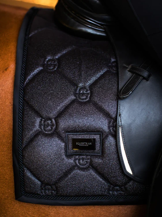black-glimmer-dressage-saddle-pad-dressyrschabrak-dressurschabracke-dressuur-zadeldekje-hov.webp