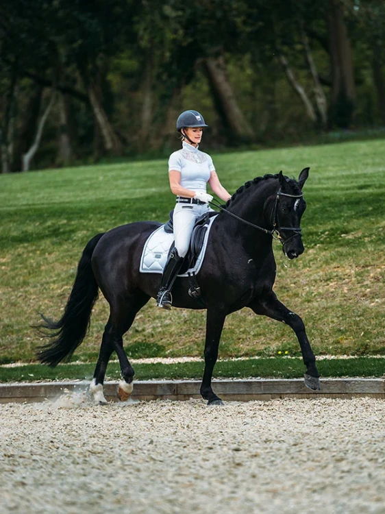 dressage-saddle-pad-white-perfection-white-silver-esstockholm.webp