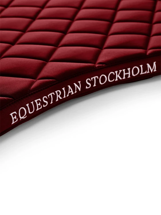 Line_Bordeaux_SaddlePad_Dressage_1_2_dressage_saddle_pad_dressyrschabrak_dressurschabracke_dressuur_zadeldekje_1536x2048_3224f91e-21de-4f73-9d02-e9a8f0023417.webp