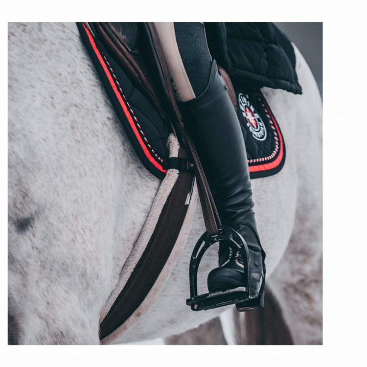 suedwind_soft_chap_lifestyle_crop_right_12000x12000.jpg