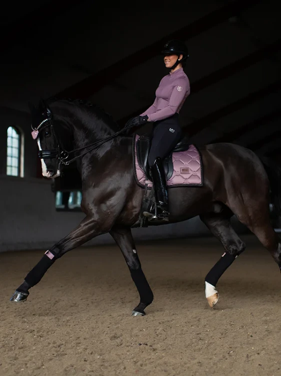 anemone-dressage-saddle-pad-dressyrschabrak-dressurschabracke-dressuur-zadeldekje-on2.webp