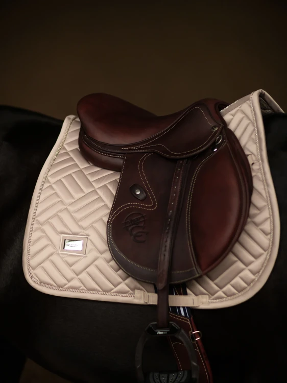 equestrian-stockholm-jump-saddle-pad-_sand-modern-full-2.webp
