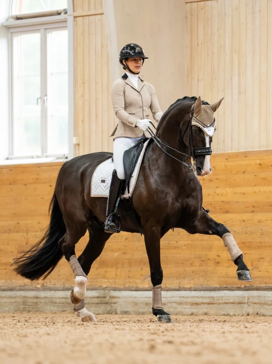 equestrian-stockholm-dressage-saddle-pad-_sand-modern-white-full-3.webp