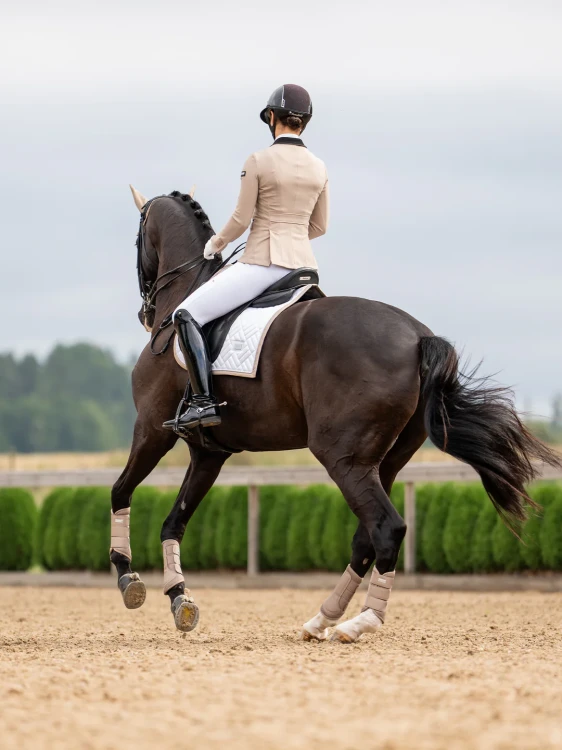equestrian-stockholm-dressage-saddle-pad-_sand-modern-white-full-2.webp