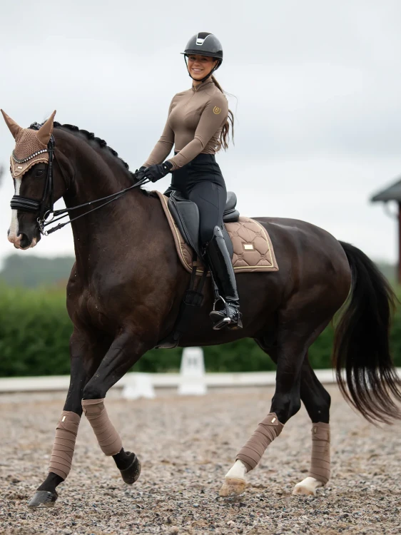 champagne-dressage-saddle-pad-dressyrschabrak-dressurschabracke-dressuur-zadeldekje.webp