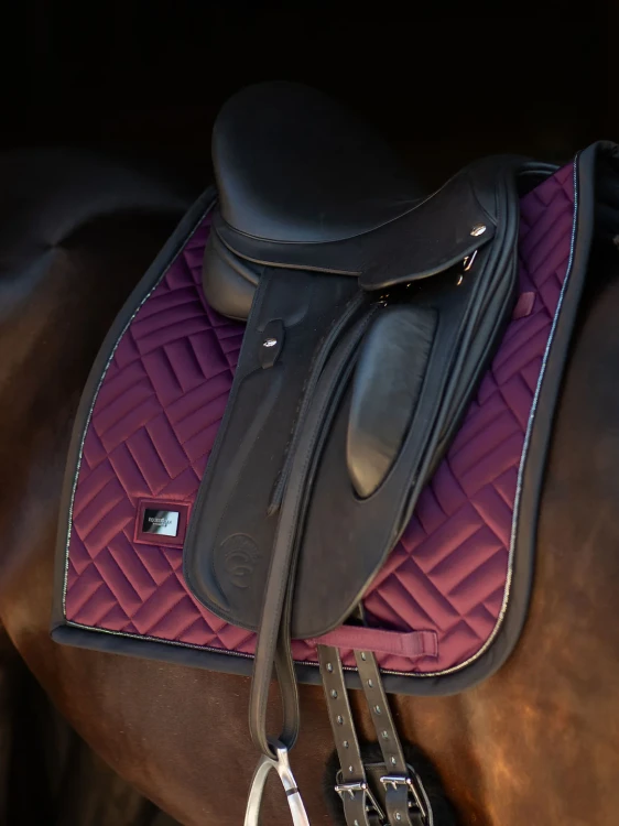 Purple-Night-Modern-dressage-saddle-pad-dressyrschabrak-dressurschabracke-dressuur-zadeldekje-2048x2730-4.webp