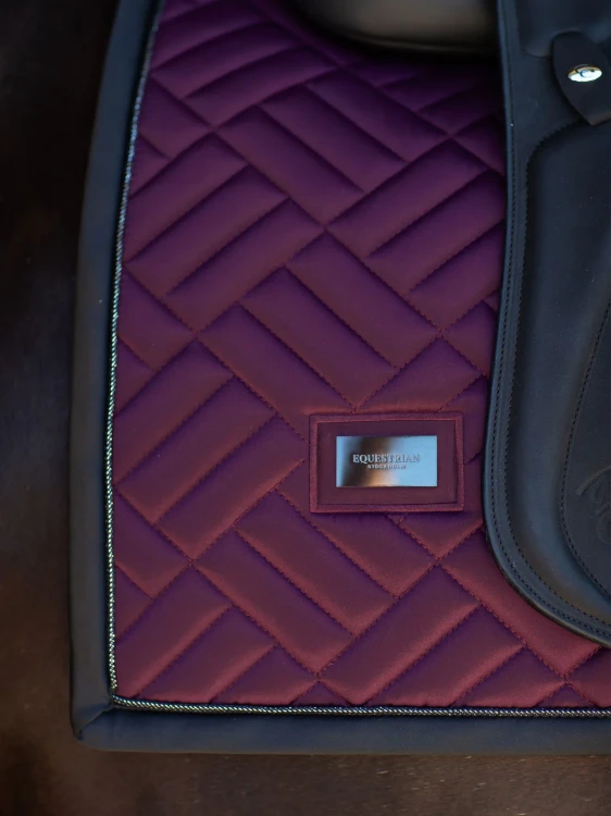 Purple-Night-Modern-dressage-saddle-pad-dressyrschabrak-dressurschabracke-dressuur-zadeldekje-2048x2730-5.webp