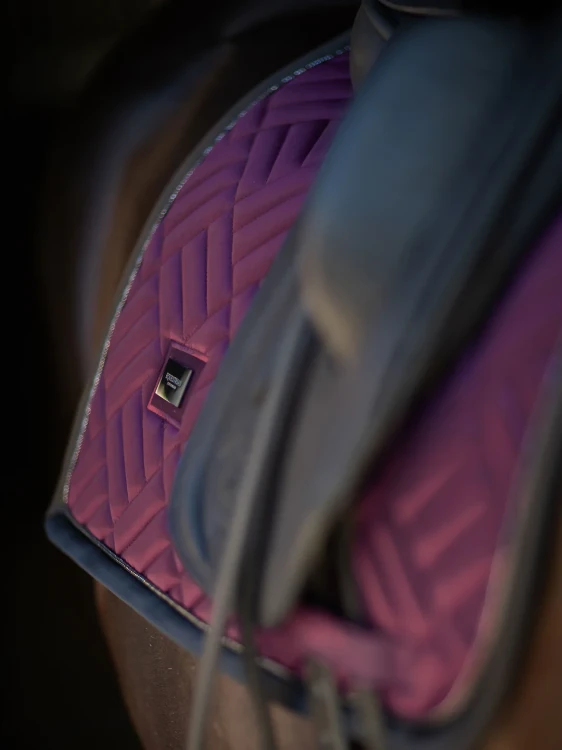 Purple-Night-Modern-dressage-saddle-pad-dressyrschabrak-dressurschabracke-dressuur-zadeldekje-2048x2730-6.webp