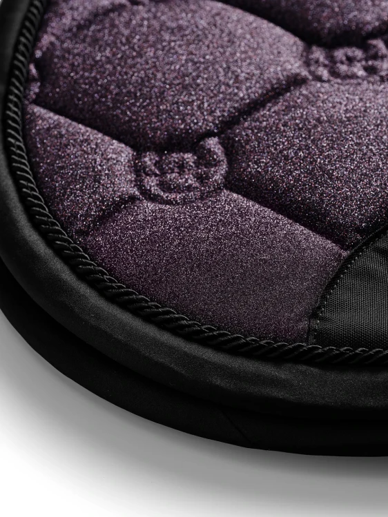 purple-glimmer-jumping-saddle-pad-hoppschabrak-springschabrack-spring-zadeldekje-3.webp