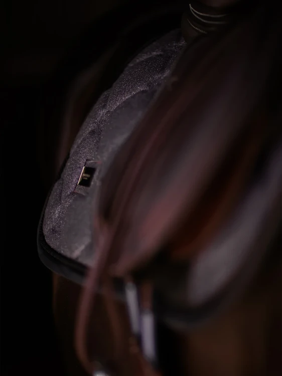 purple-glimmer-jumping-saddle-pad-hoppschabrak-springschabrack-spring-zadeldekje-4.webp