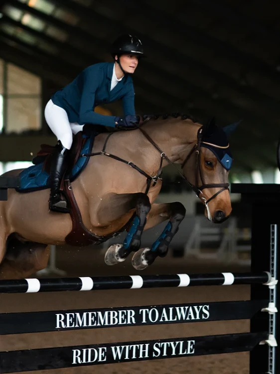 blue-meadow-jumping-saddle-pad-hoppschabrak-springschabrack-spring-zadeldekje-hov-1.webp