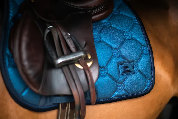 blue-meadow-jumping-saddle-pad-hoppschabrak-springschabrack-spring-zadeldekje-on3.webp