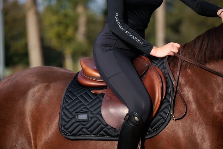 modern-black_jump-saddle-pad2.webp