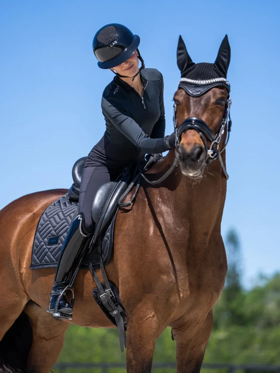 black-dressage-saddle-pad.webp
