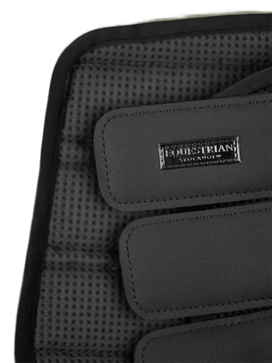 All-black-webb-detalj2 (1).webp