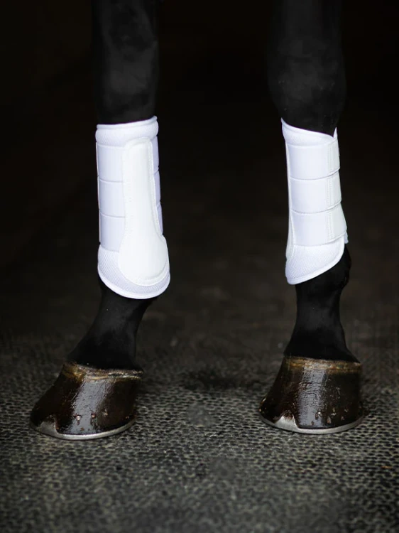 white-silver-classic-mesh-boots-benskydd-gamaschen-beenbeschermers-on1.webp