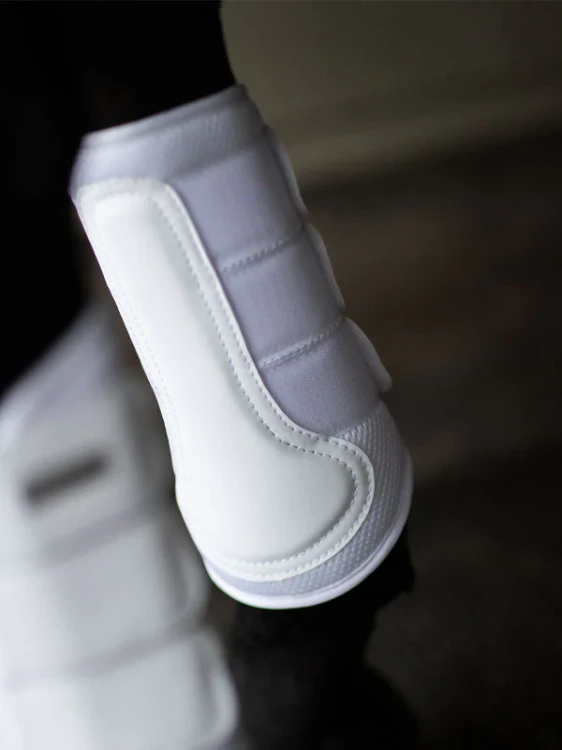 white-silver-classic-mesh-boots-benskydd-gamaschen-beenbeschermers-on2.webp