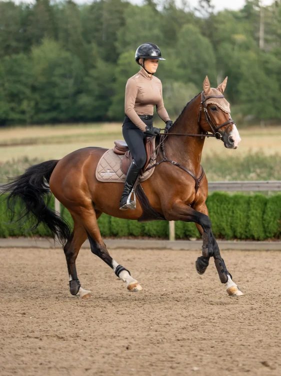 Line_Champagne_4_35_1536x2048_1.webp